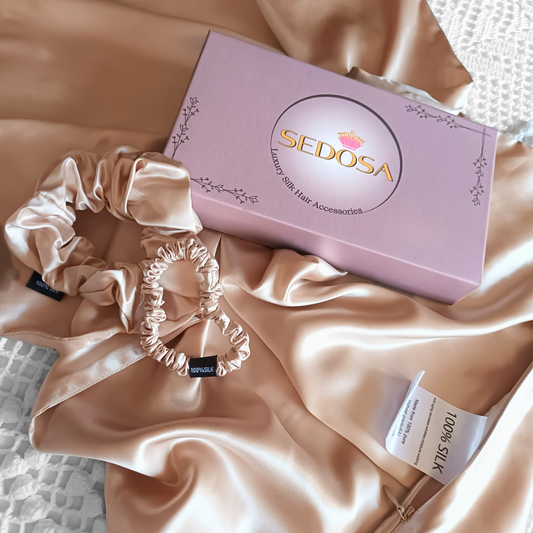 Imagem do Gift Set Essentials com uma fronha de Seda cor Caramel, e um scrunchy skinny e um large, com a caixa com o branding SEDOSA