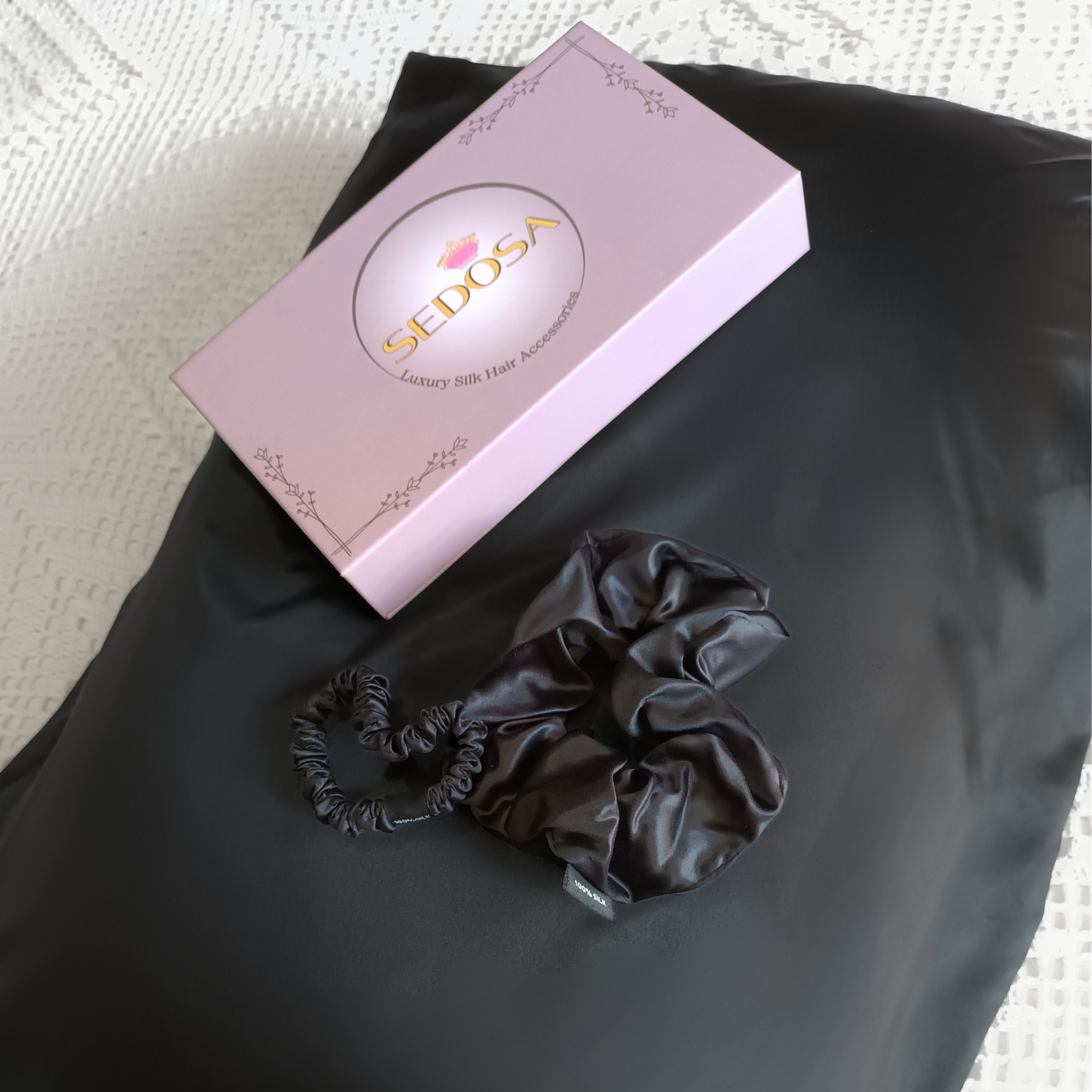 Imagem do Gift Set Essentials com uma fronha de Seda cor preta, e um scrunchy skinny e um large, com a caixa com o branding SEDOSA