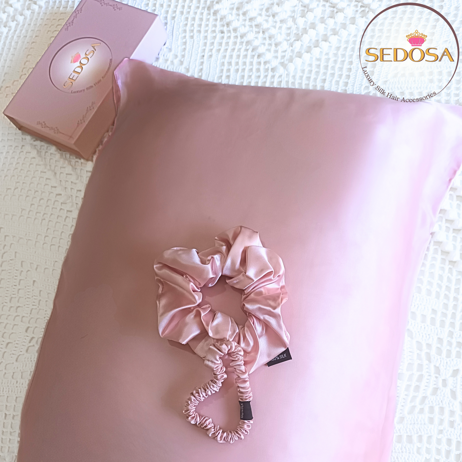 Imagem do Gift Set Essentials com uma fronha de Seda cor pink, e um scrunchy skinny e um large, com a caixa com o branding SEDOSA