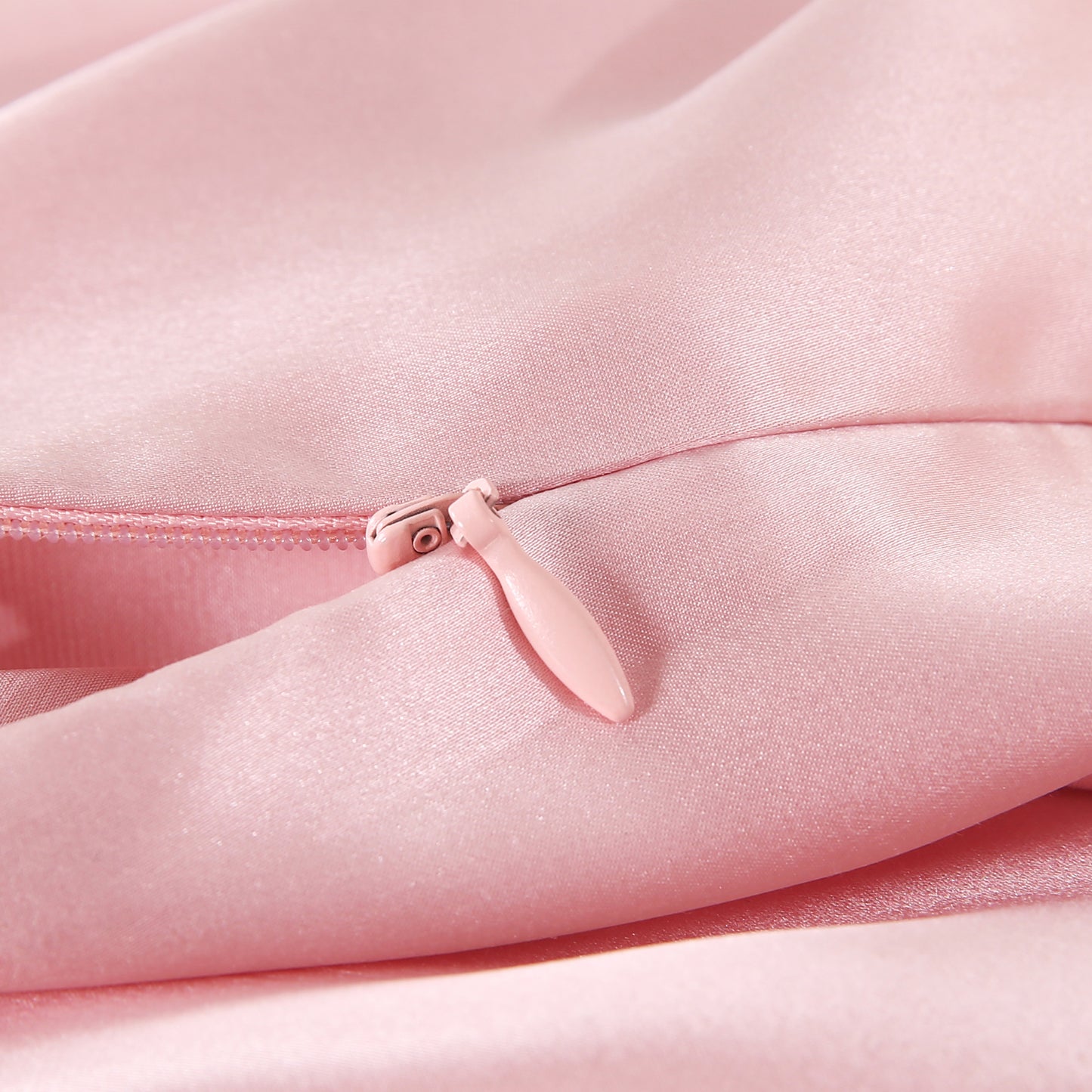 Image of a Sedosa pillowcase, focusing on the invisible zipper closing